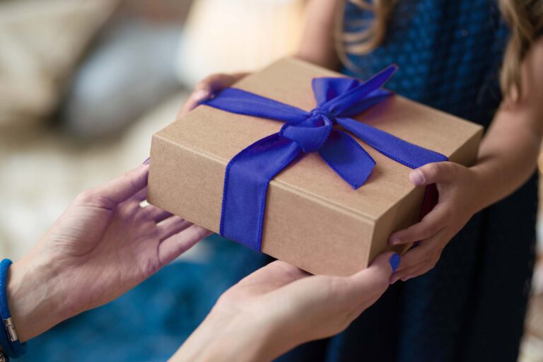 Nell'immagine due persone che si scambiano un regalo