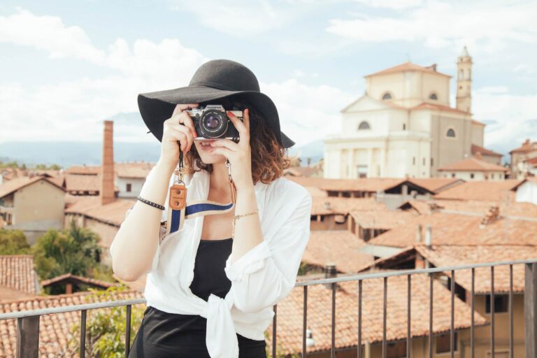 Nell'immagine una ragazza con in mano una machina fotografica